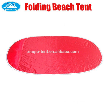 com saco de dormir de praia vermelha de cabeça